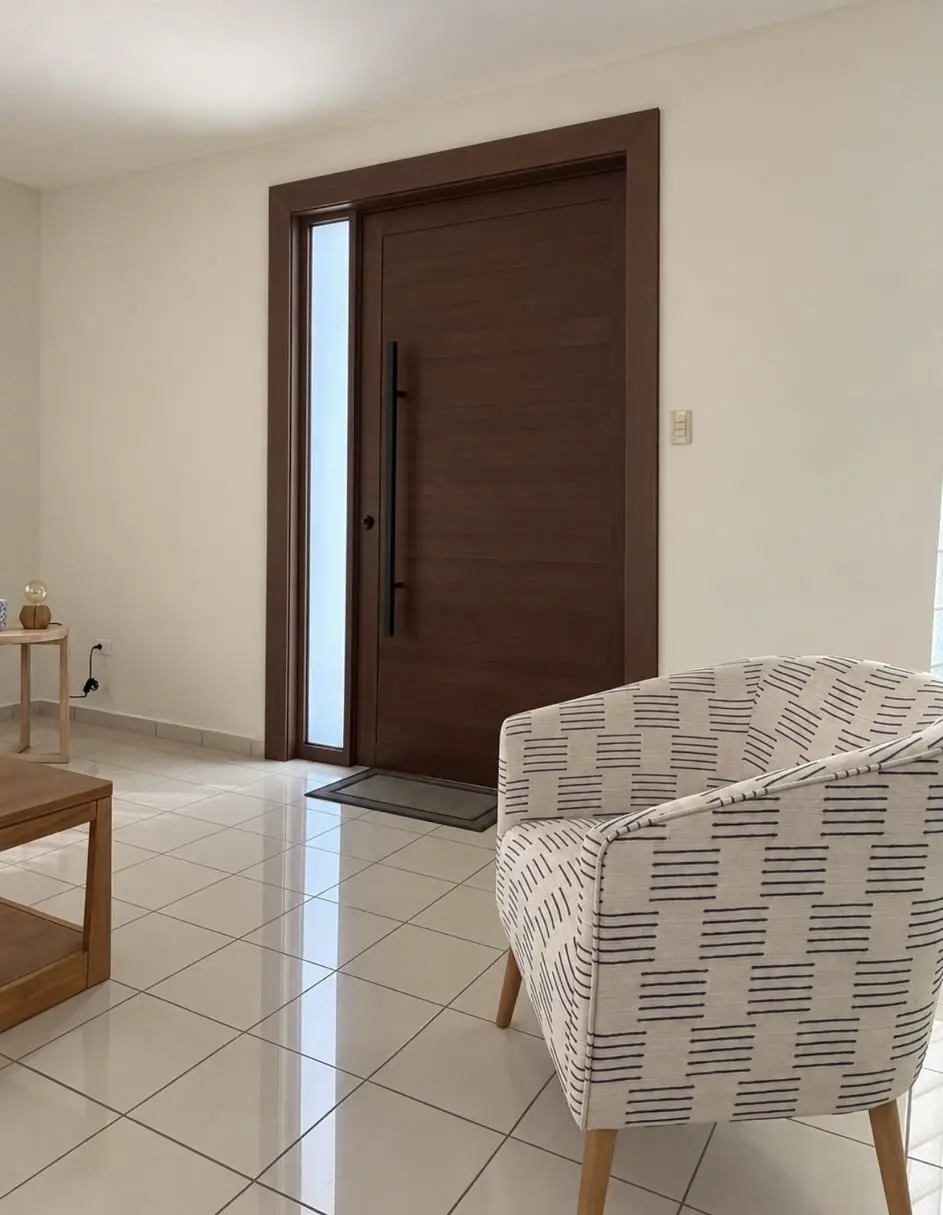 Puerta principal de madera fabricada e instalada por RI Aluminum en Puerto Rico