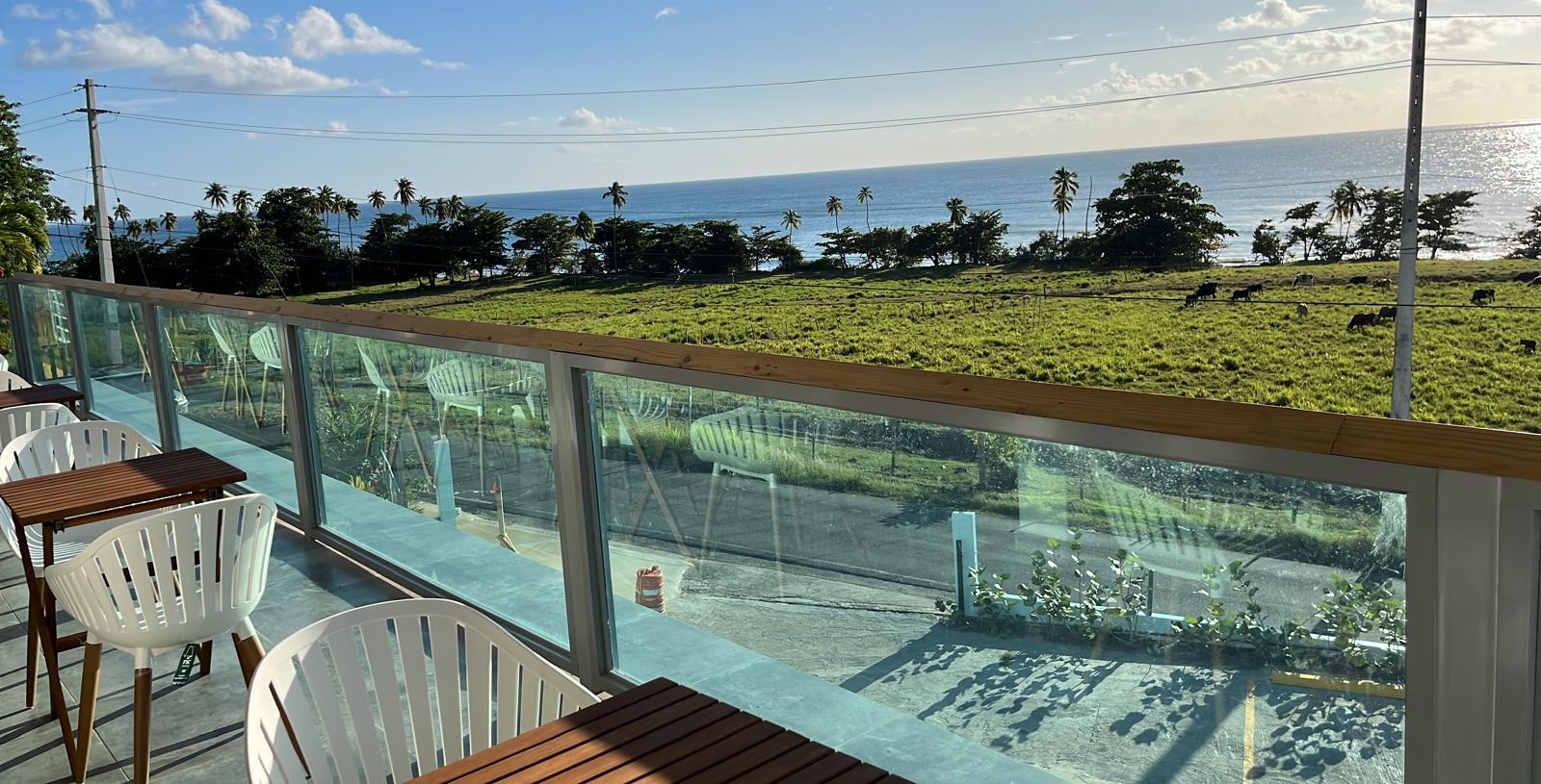 Barandal de cristal con vista al mar instalado por RI Aluminum